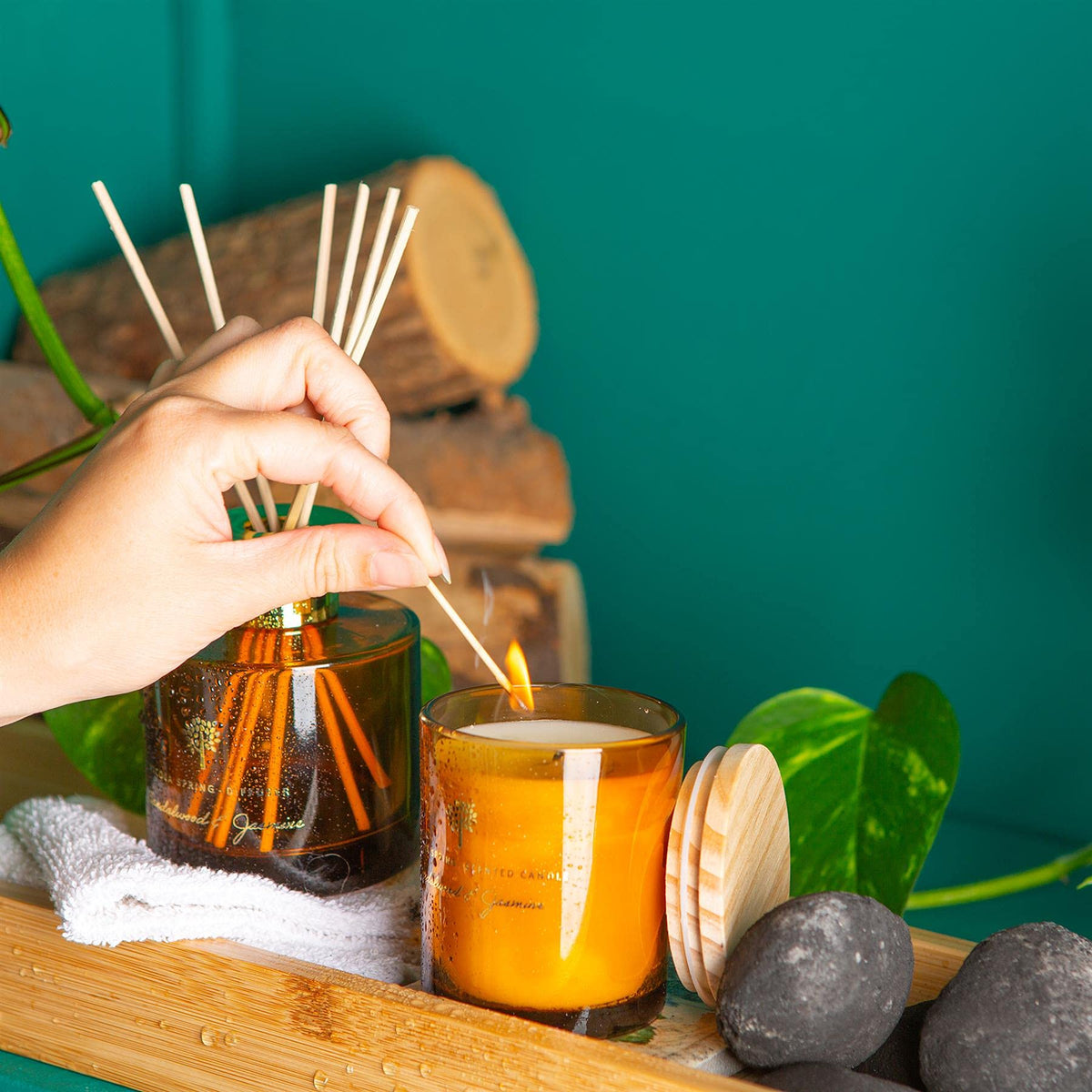 Nicola Spring Sandalwood & Jasmine Scented Candle & Reed Diffuser Set - 130g Soy Wax Candle 21 Hour Burning Time Small Relaxing Fragrance Gift Set Aromatherapy 200ml Fragrant Diffuser