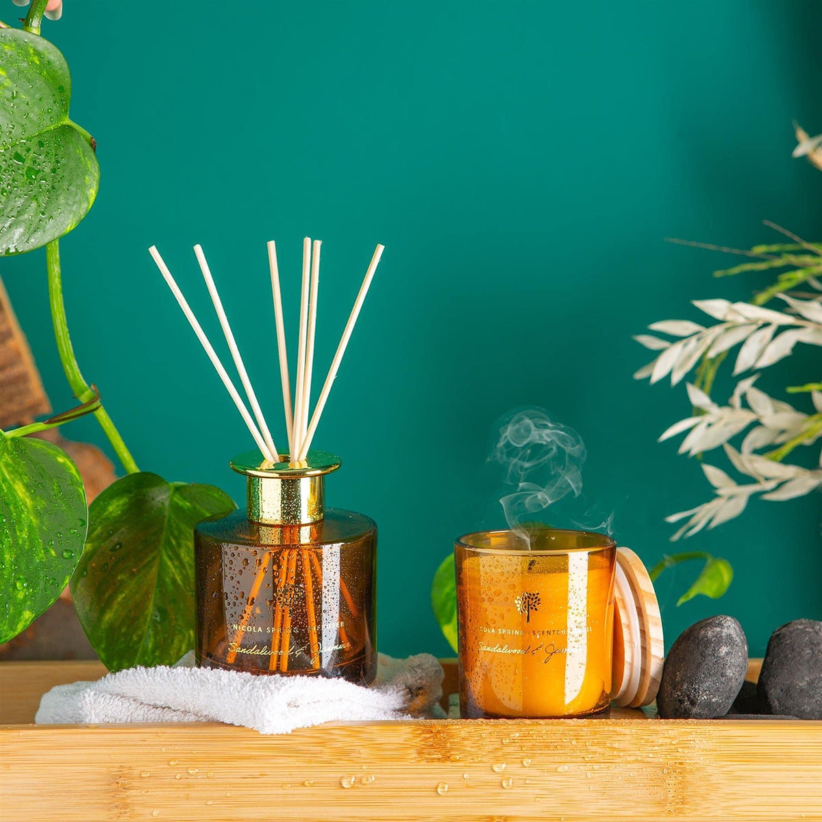 Nicola Spring Sandalwood & Jasmine Scented Candle & Reed Diffuser Set - 130g Soy Wax Candle 21 Hour Burning Time Small Relaxing Fragrance Gift Set Aromatherapy 200ml Fragrant Diffuser